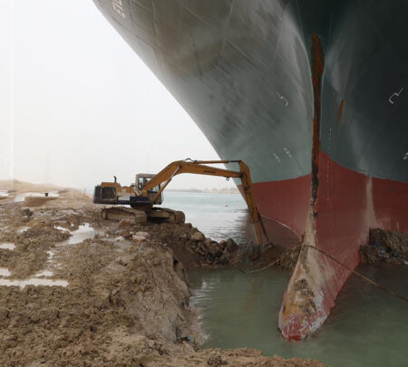 Suessi kanal 25. märtsil 2021. Kopp üritab välja kaevata madalikule kinni jäänud Panama lipu all sõitvat kaubalaeva Ever Given, mis blokeerib laevaliiklust. Foto: AP/ Scanpix.