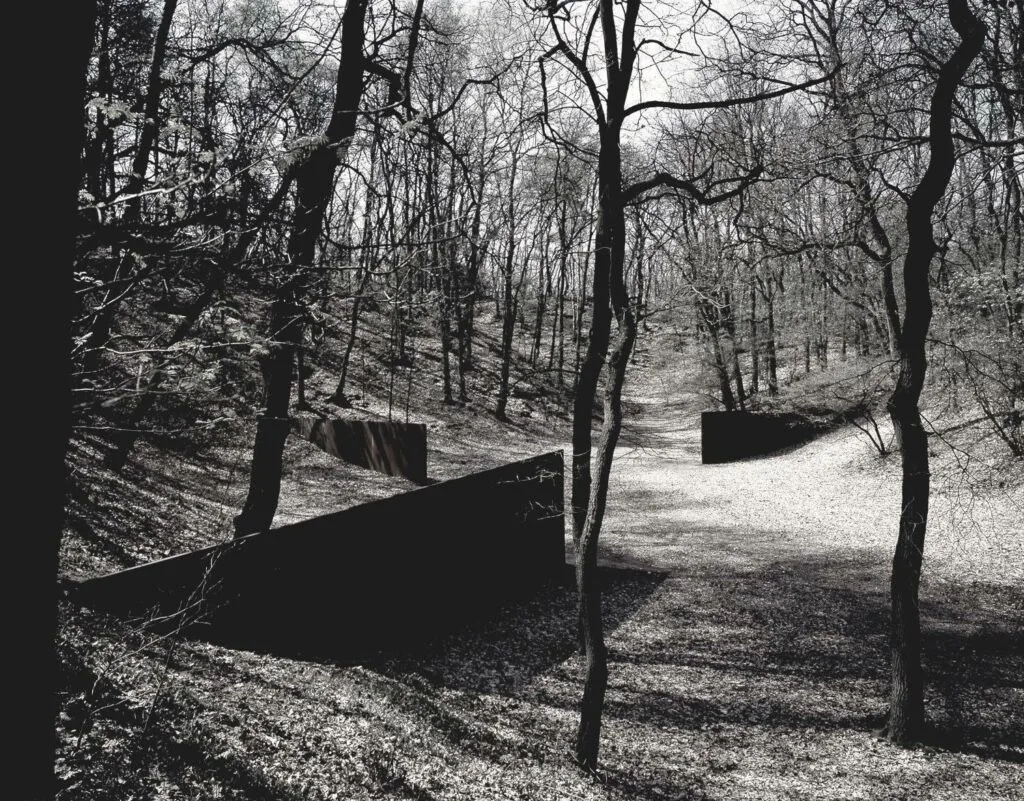  “Süütu pilk” suumib seekord tühjusse: sel kevadel meie seast lahkunud Richard Serra (1938–2024) üüratutesse skulptuuridesse, või pigem tema […] The post <b>Ale