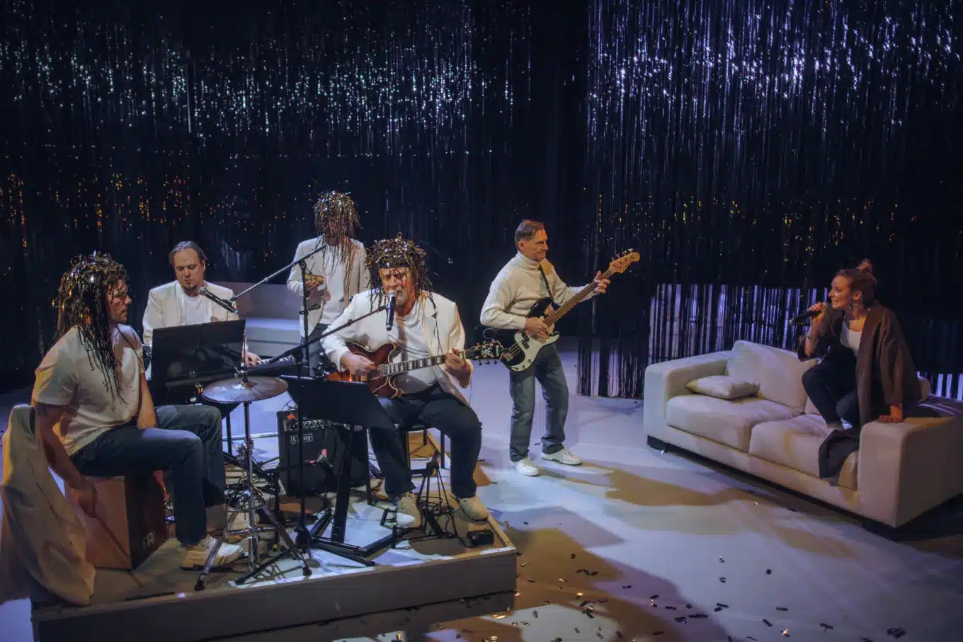 
Vanemuises öeldakse lausumata jäänud sõnu ning süngetele lugudele pakuvad vaheldust temaatiliselt sobituvad estraadilikud laulunumbrid. Lavastus: “Ütlemata”. D